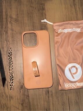 iPhone 15 pro max brown/carmel loopy case with pouch and 2 additional bands